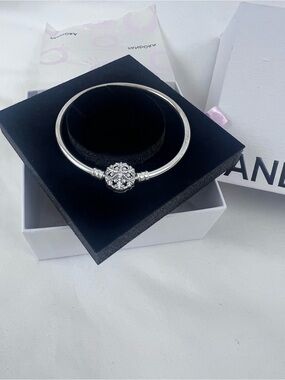 PANDORA MOMENTS SPARKLING SNOWFLAKE CLASP BANGLE 6.7” Box Included